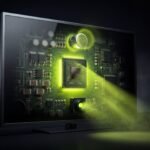Smart TV revelando computadora interna: chip lime con haz volumétrico, micrófono electret y módulo de cámara real expuestos sobre PCB hyper-detallado, en sala oscura — el TV es un servidor Linux con sensores activos