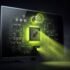 Smart TV revelando computadora interna: chip lime con haz volumétrico, micrófono electret y módulo de cámara real expuestos sobre PCB hyper-detallado, en sala oscura — el TV es un servidor Linux con sensores activos